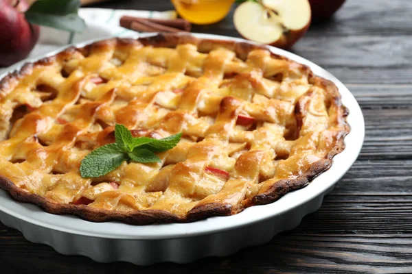 Tarta Manzana Tradicional Con Menta Sobre Mesa Madera Negra Primer — Foto de Stock