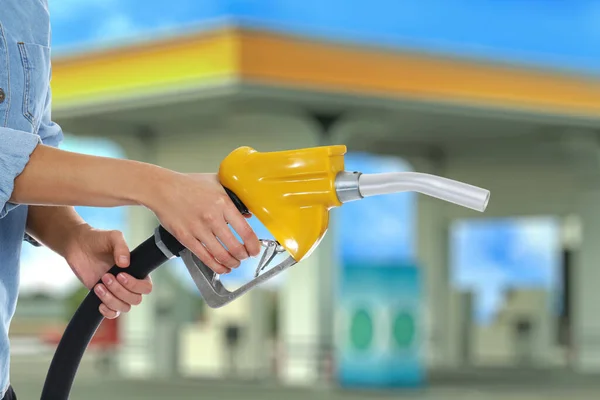 Mujer Sosteniendo Boquilla Combustible Cerca Gasolinera Primer Plano — Foto de Stock