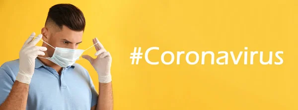 Sarı Arka Planda Coronavirus Etiketi Yanında Koruyucu Maske Takan Adam — Stok fotoğraf