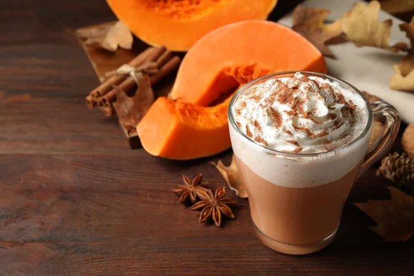 Läcker Pumpa Latte Och Ingredienser Brunt Träbord Närbild Plats För — Stockfoto