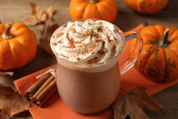 Délicieux Latte Citrouille Avec Crème Fouettée Sur Table Gros Plan — Photo