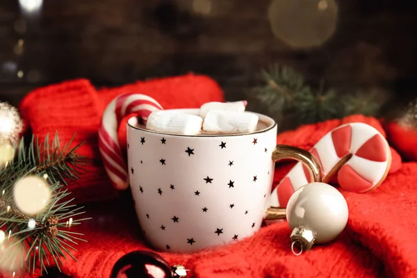 Κύπελλο Νόστιμο Κακάο Marshmallows Ζαχαροκάλαμο Καραμέλα Και Χριστουγεννιάτικη Διακόσμηση Πλεκτό — Φωτογραφία Αρχείου