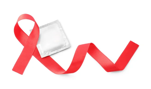 Czerwona Wstążka Prezerwatywa Białym Górnym Widoku Świadomość Choroby Aids — Zdjęcie stockowe