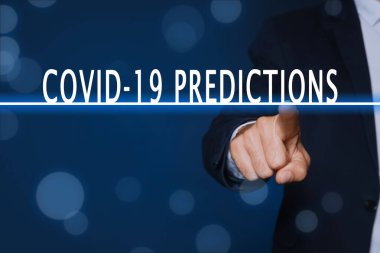 COVID-19 tahminleri. Adam mavi arkaplanda sanal ekrana dokunuyor, yakın plan