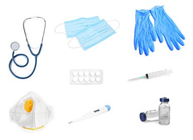 Beyaz arkaplanda tek kullanımlık eldivenler ve diğer tıbbi malzemelerle ayarlandı 
