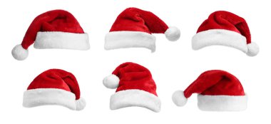 Beyaz arka planda kırmızı Noel Baba şapkaları. Pankart deisgn