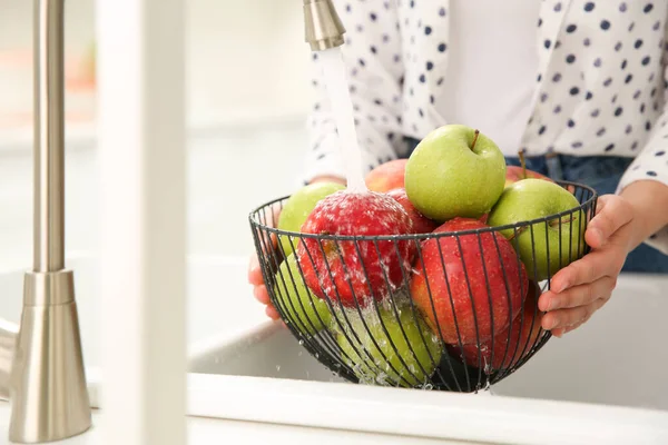 Mujer Lavando Manzanas Frescas Fregadero Cocina Primer Plano — Foto de Stock