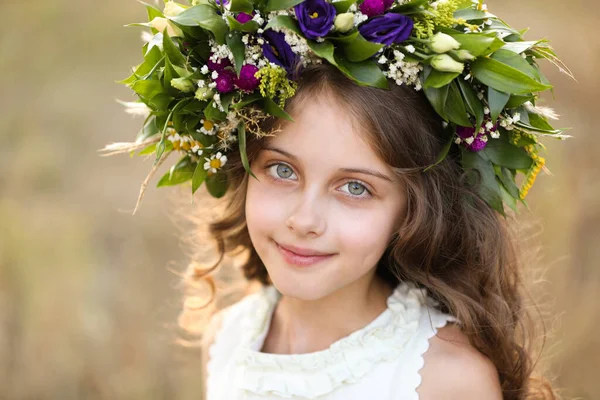 Linda Niña Usando Corona Hecha Hermosas Flores Campo Día Soleado — Foto de Stock