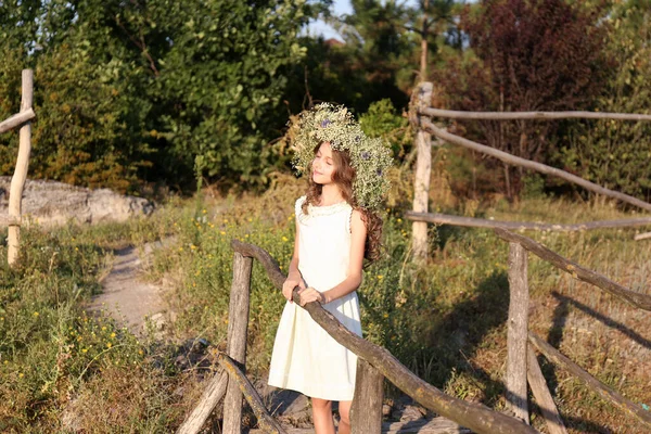 Roztomilé Holčička Nosí Věnec Krásných Květin Dřevěném Mostě — Stock fotografie