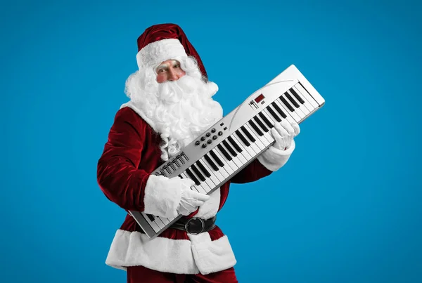 Święty Mikołaj Syntezatorem Niebieskim Tle Muzyka Świąteczna — Zdjęcie stockowe