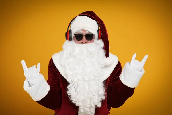 Weihnachtsmann Mit Kopfhörer Hört Weihnachtsmusik Auf Gelbem Hintergrund — Stockfoto