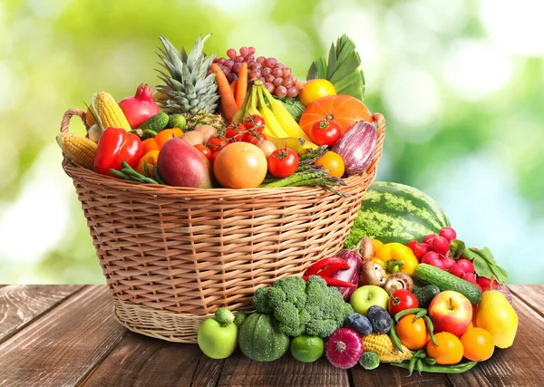 Cesta Vime Com Diferentes Vegetais Orgânicos Frescos Frutas Mesa Madeira — Fotografia de Stock