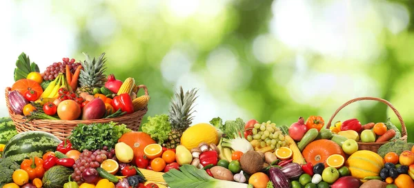 Surtido Verduras Frutas Orgánicas Frescas Sobre Fondo Verde Borroso —  Fotos de Stock