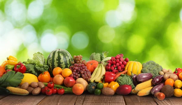 Assortimento Frutta Verdura Fresca Biologica Sul Tavolo Legno Sfondo Verde — Foto Stock