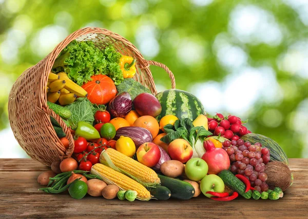 Cesta Vime Virada Com Diferentes Vegetais Orgânicos Frescos Frutas Mesa — Fotografia de Stock