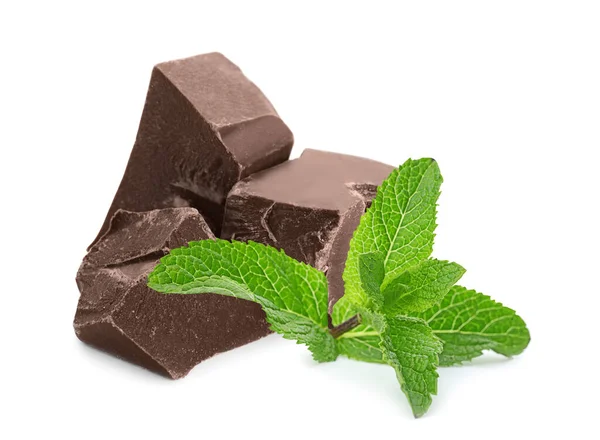 Leckere Milchschokoladenstücke Und Minze Auf Weißem Hintergrund — Stockfoto