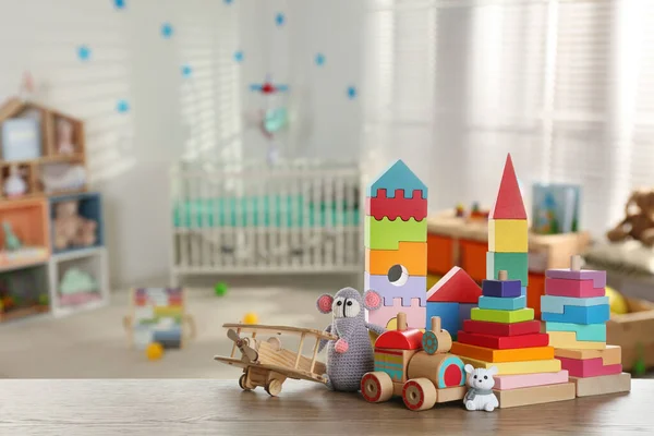 Set Von Verschiedenen Niedlichen Spielzeugen Auf Holztisch Kinderzimmer Raum Für — Stockfoto