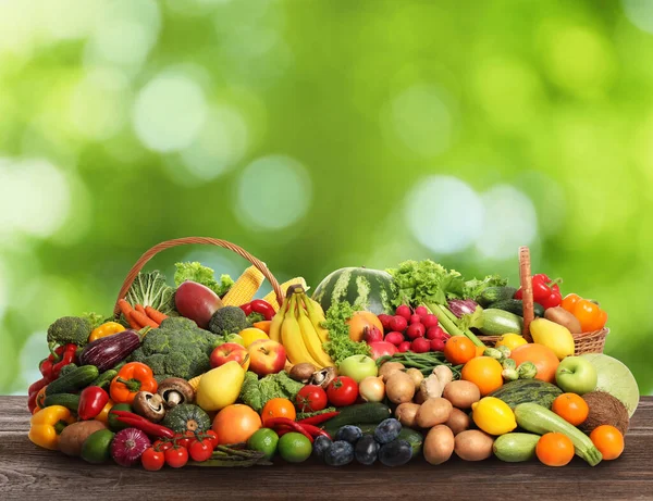 Sortimento Vegetais Orgânicos Frescos Frutas Mesa Madeira Contra Fundo Verde — Fotografia de Stock