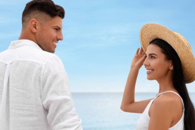 Güzel bir çift kumsalda birlikte vakit geçiriyor.