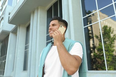 Modern cep telefonuyla konuşan bir adam.