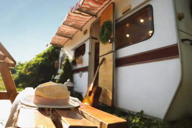 Karavanın yanındaki ahşap masada. Yaz gezisi