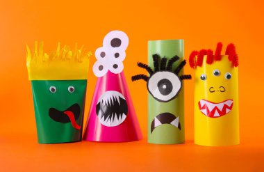 Turuncu arka planda komik canavarlar. Cadılar Bayramı dekorasyonu