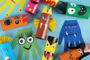 Açık mavi arka planda komik canavarlar, düz yatıyorlar. Cadılar Bayramı dekorasyonu