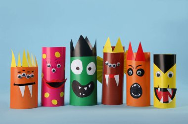 Açık mavi arka planda komik canavarlar. Cadılar Bayramı dekorasyonu