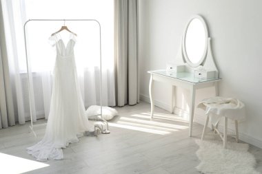 Elbise askısında asılı güzel gelinlik.