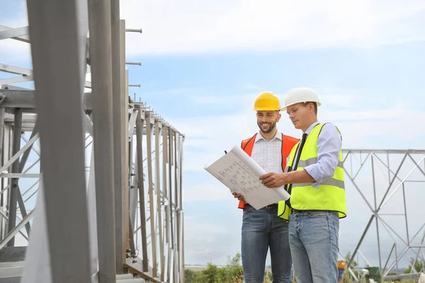 Professional Engineers Working Installation Electrical Substation Outdoors — Stock Photo, Image