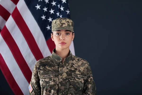 Amerikanische Soldatin Und Flagge Der Usa Auf Dunklem Hintergrund Wehrdienst — Stockfoto