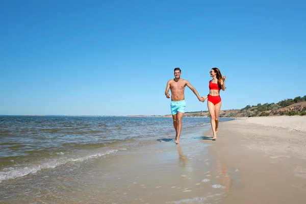 Frau Bikini Und Ihr Freund Strand Platz Für Text Glückliches — Stockfoto
