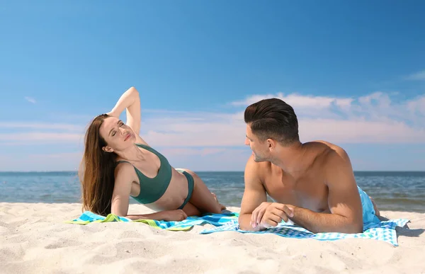 Mulher Biquíni Seu Namorado Tomando Sol Praia Casal Encantador — Fotografia de Stock