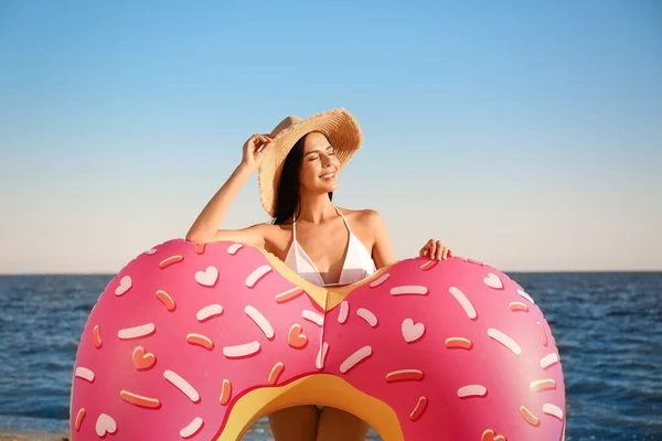 Hermosa Mujer Joven Bikini Elegante Blanco Con Anillo Inflable Playa — Foto de Stock