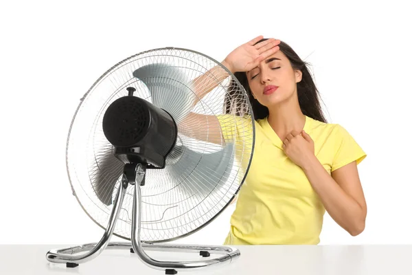 Mujer Que Sufre Calor Delante Del Ventilador Sobre Fondo Blanco —  Fotos de Stock