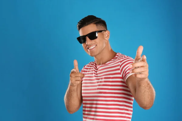 Hombre Guapo Con Gafas Sol Sobre Fondo Azul — Foto de Stock