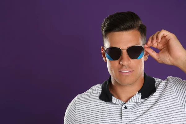 Hombre Guapo Con Gafas Sol Sobre Fondo Púrpura Espacio Para — Foto de Stock