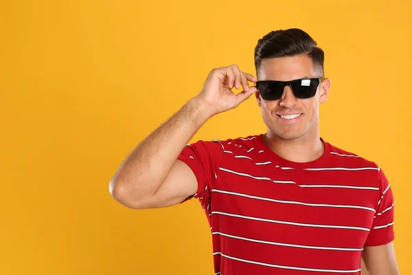 Hombre Guapo Con Gafas Sol Sobre Fondo Amarillo — Foto de Stock