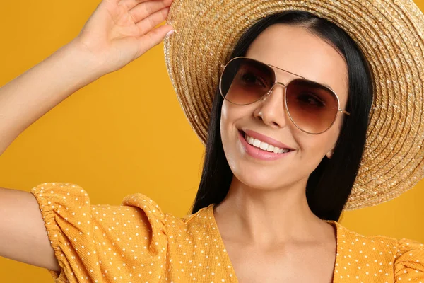 Hermosa Mujer Con Gafas Sol Sobre Fondo Amarillo Primer Plano —  Fotos de Stock