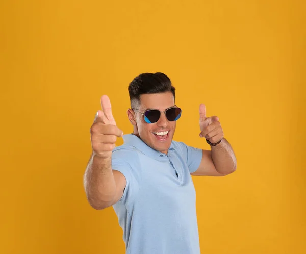 Hombre Excitado Con Gafas Sol Sobre Fondo Amarillo — Foto de Stock