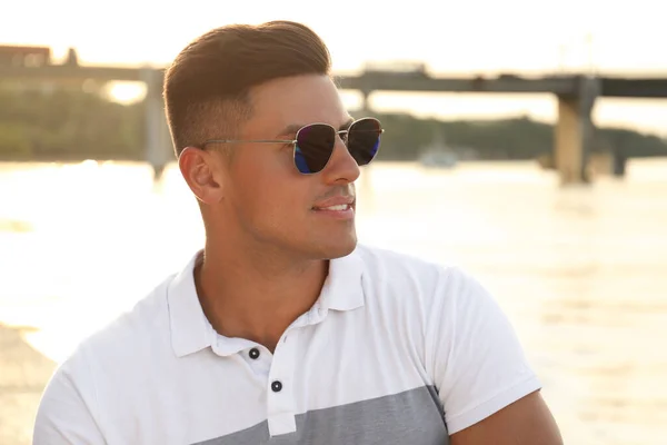 Hombre Guapo Con Gafas Sol Elegantes Cerca Del Río — Foto de Stock