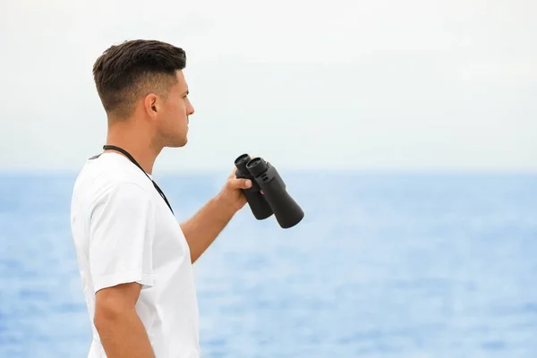 Snygg Manlig Badvakt Med Kikare Nära Havet — Stockfoto