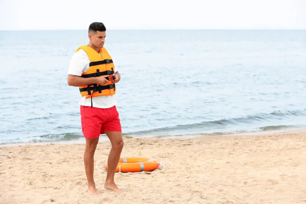 Красивий Чоловічий Рятувальник Одягає Жилет Піщаному Пляжі — стокове фото