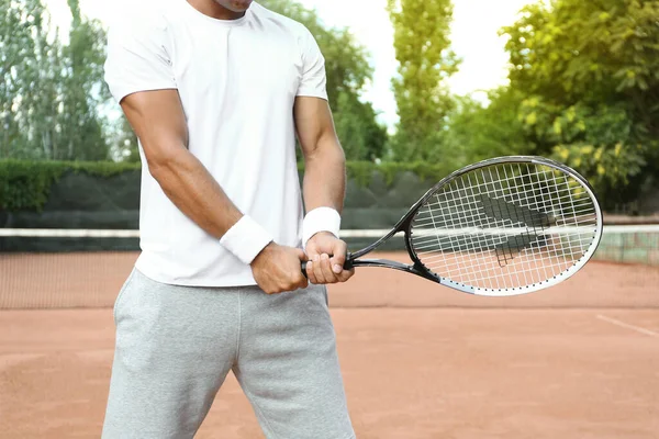 Αθλητής Που Παίζει Τένις Στο Γήπεδο Την Ηλιόλουστη Μέρα Κοντινό — Φωτογραφία Αρχείου