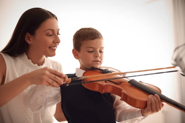 Giovane Donna Che Insegna Bambino Suonare Violino Chiuso — Foto Stock