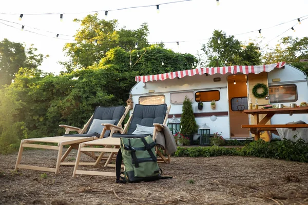 Ligstoelen Rugzak Buurt Van Moderne Trailer Kampeerseizoen — Stockfoto