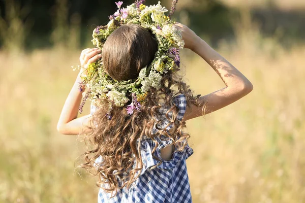 Κοριτσάκι Που Φοράει Στεφάνι Από Όμορφα Λουλούδια Στο Χωράφι Την — Φωτογραφία Αρχείου