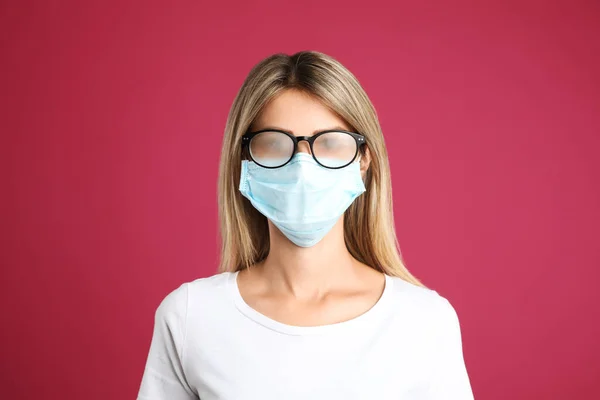 Mujer Con Gafas Niebla Causadas Por Uso Máscara Desechable Sobre — Foto de Stock