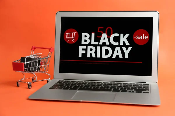 Laptop Ogłoszeniem Black Friday Mały Koszyk Prezent Pomarańczowym Tle — Zdjęcie stockowe