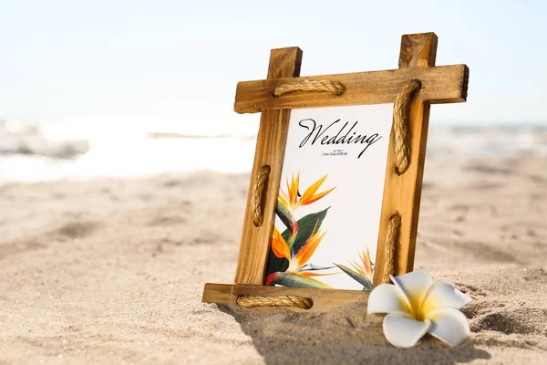 Güzel Bir Düğün Davetiyesi Kumlu Sahilde Çiçek Yakın Plan Metin — Stok fotoğraf